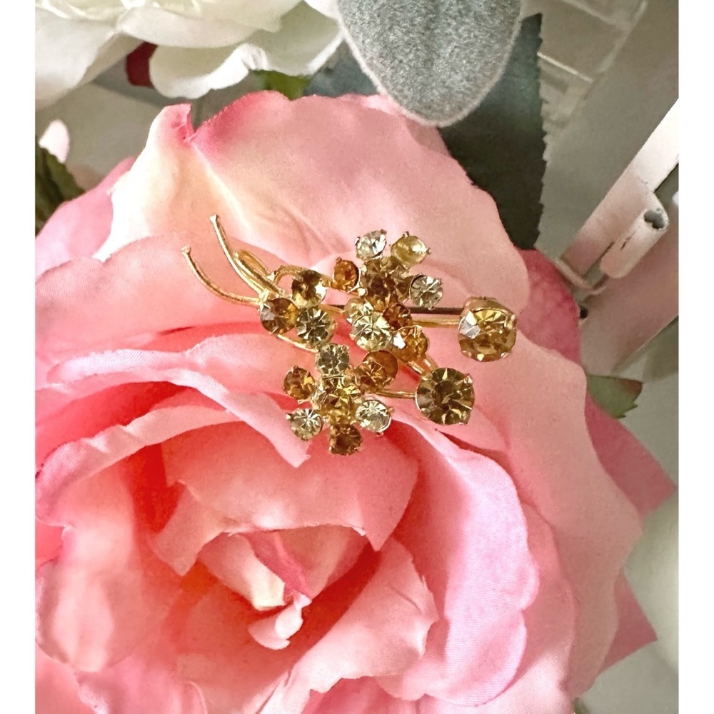 Vintage flower bouquet small brooch